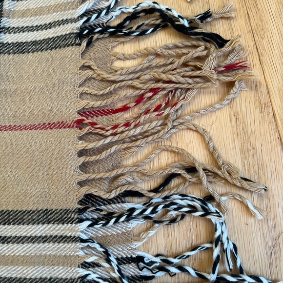 Faux Burberry scarf - Picture 2 of 3
